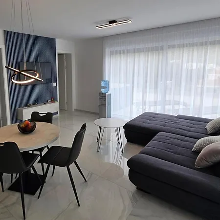 Seaview 8 Bed Sleeps 16 - Pool & Hot Tub * Starigrad Paklenica