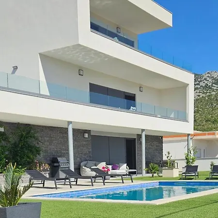 Seaview 8 Bed Sleeps 16 - Pool & Hot Tub *