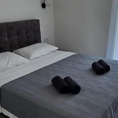 Seaview 8 Bed Sleeps 16 - Pool & Hot Tub