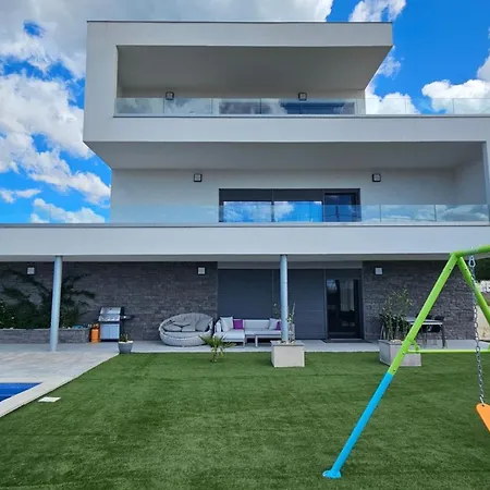 Seaview 8 Bed Sleeps 16 - Pool & Hot Tub Villa *